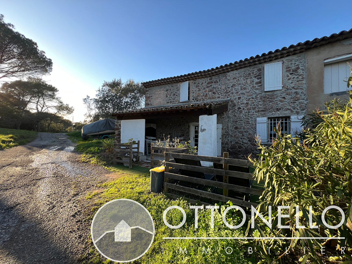 Maison-Villa - ROQUEBRUNE SUR ARGENS