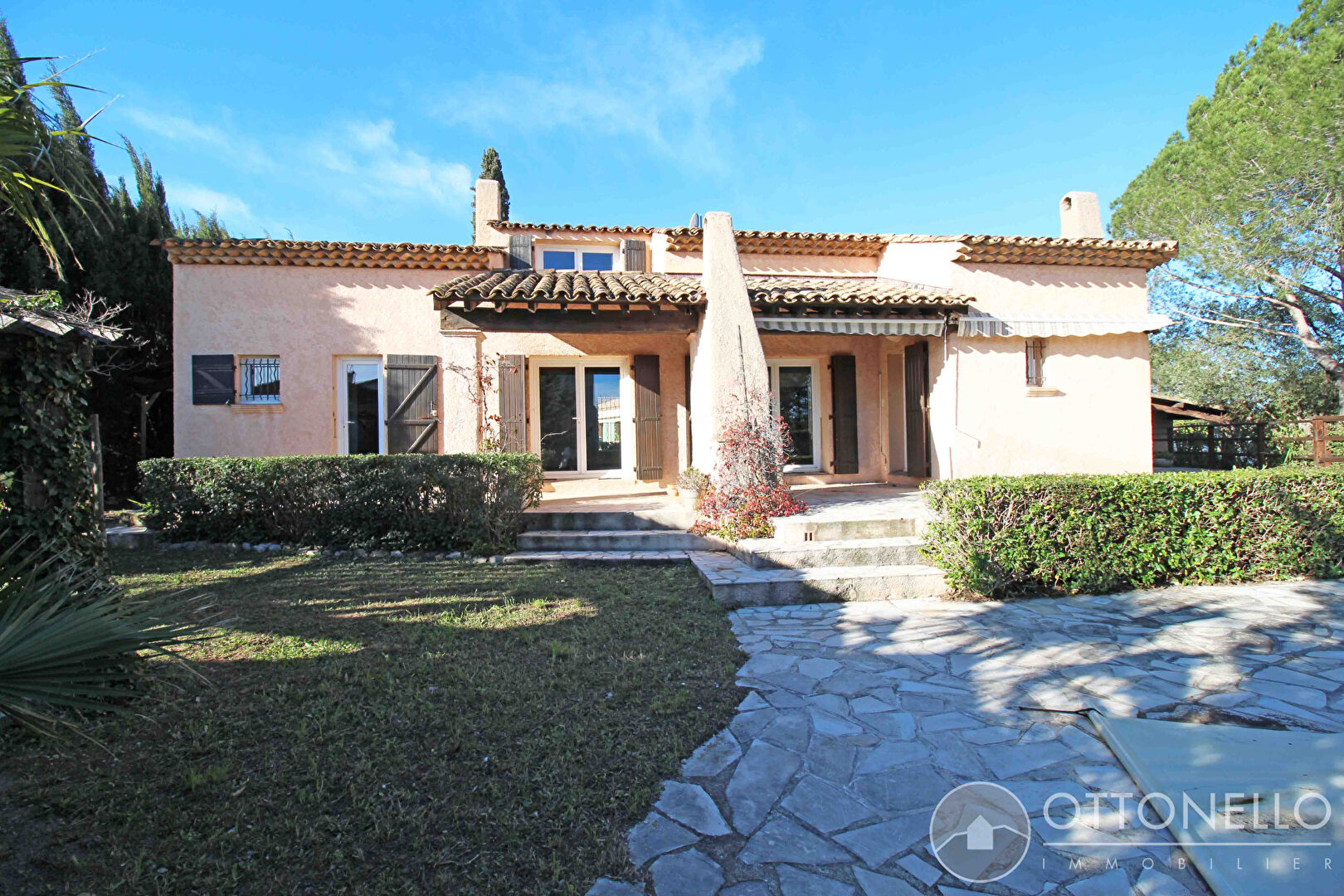 Maison-Villa - ROQUEBRUNE SUR ARGENS