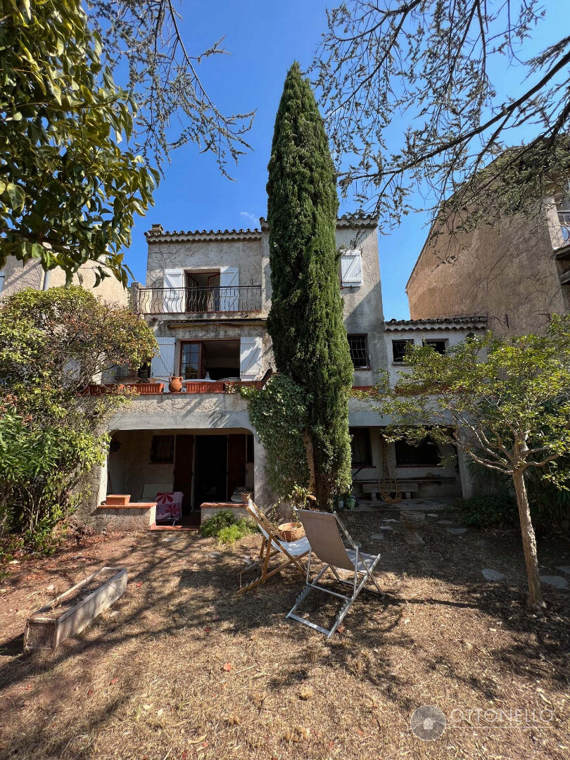 Maison-Villa - ROQUEBRUNE SUR ARGENS