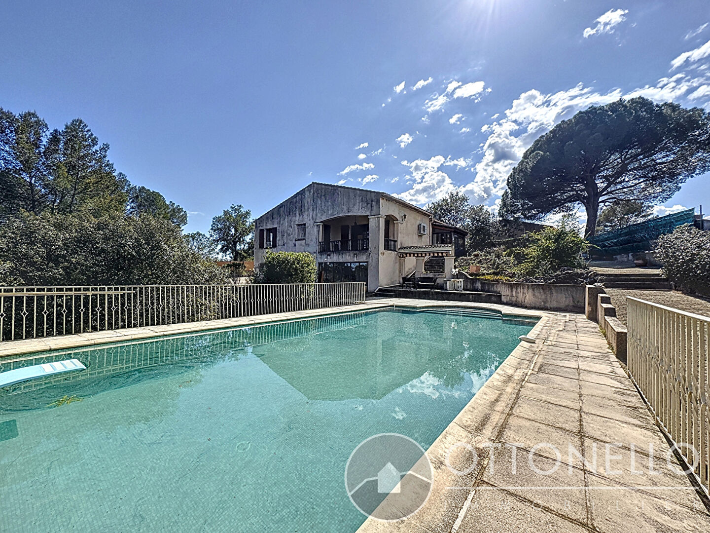 Maison-Villa - ROQUEBRUNE SUR ARGENS