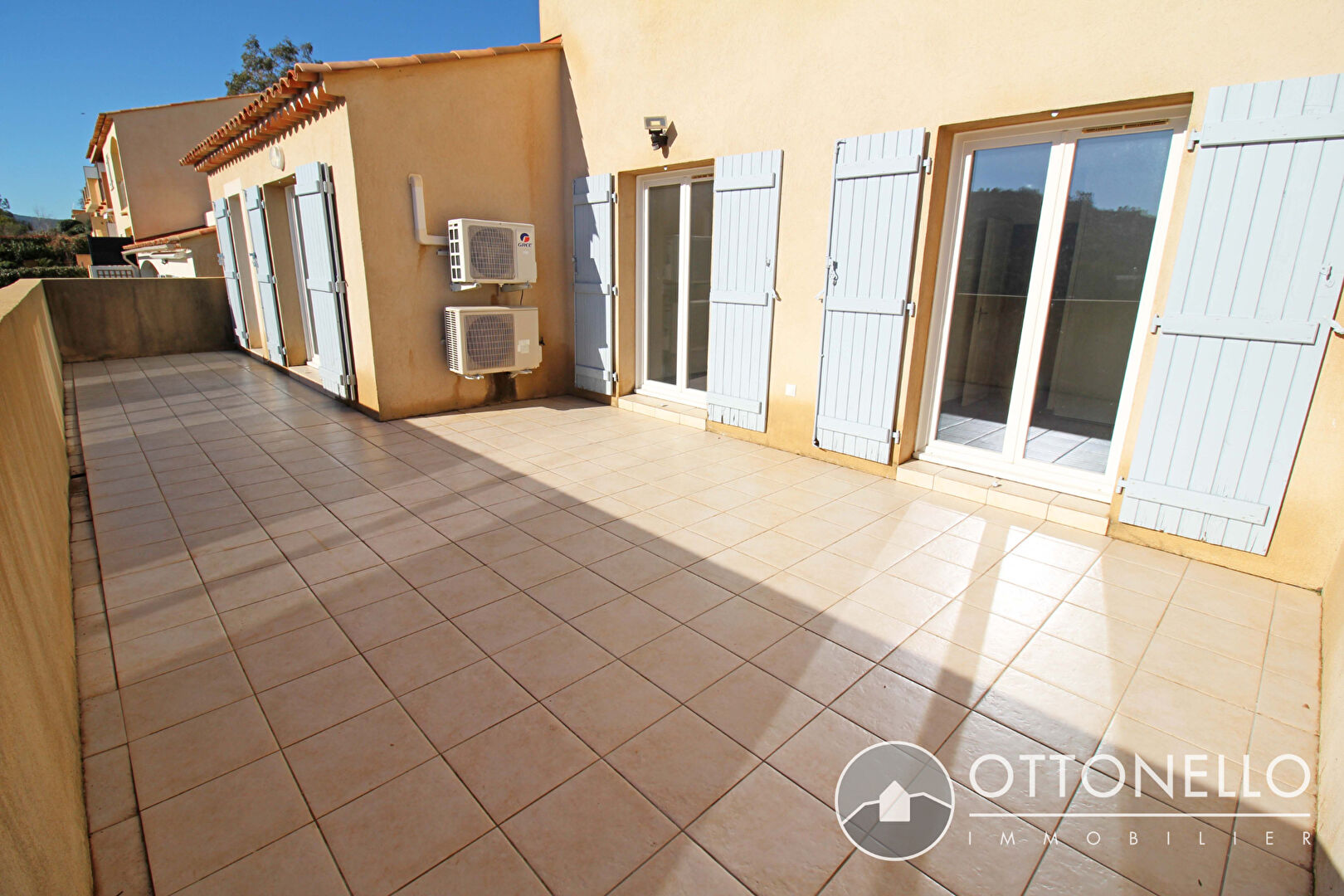 Maison-Villa - ROQUEBRUNE SUR ARGENS