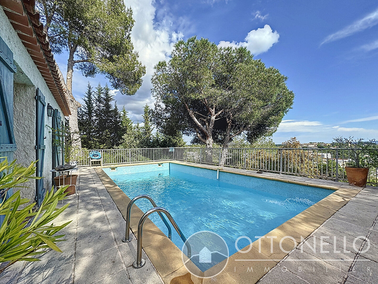 Maison-Villa - ROQUEBRUNE SUR ARGENS