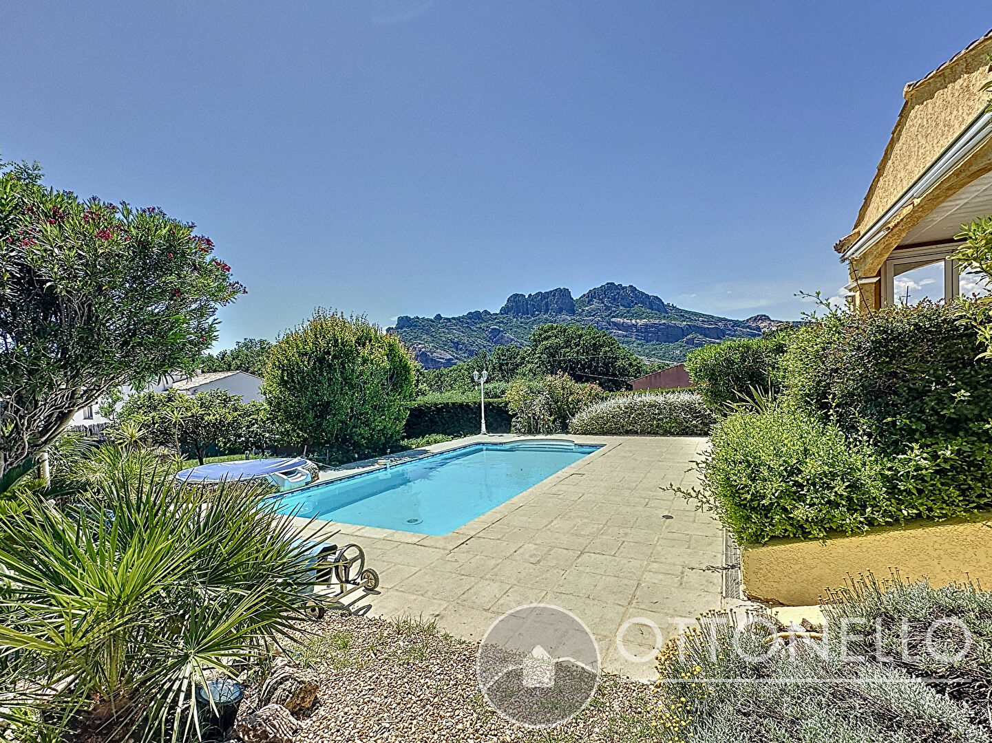 Maison-Villa - ROQUEBRUNE SUR ARGENS