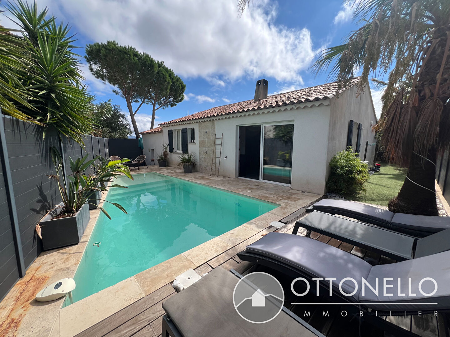 Maison-Villa - ROQUEBRUNE SUR ARGENS