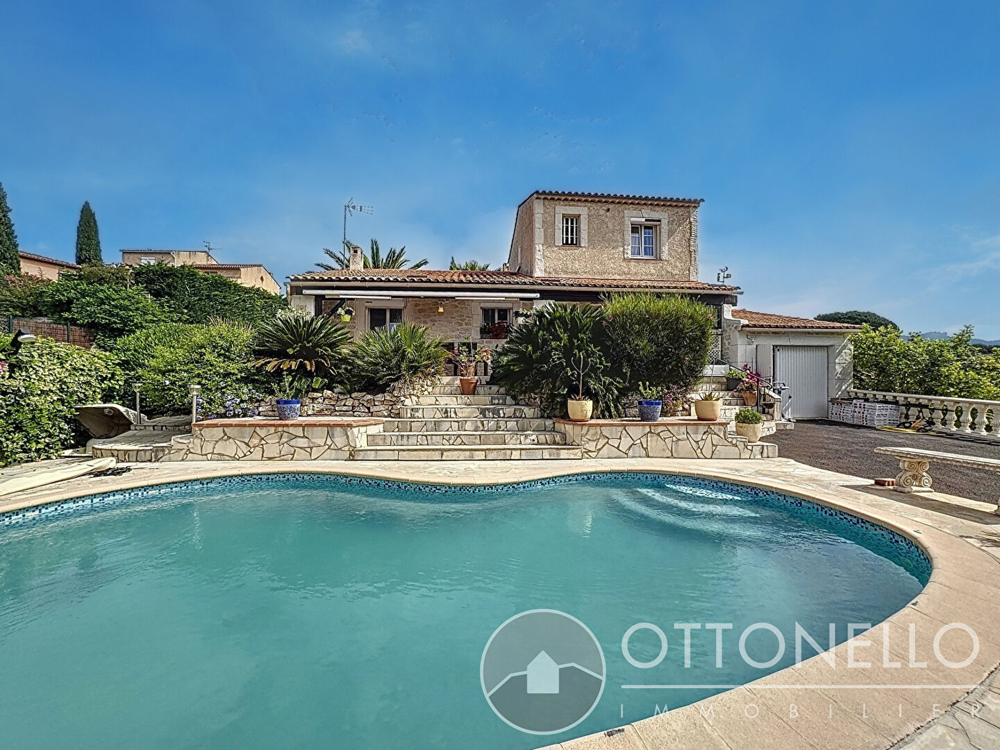 Maison-Villa - ROQUEBRUNE SUR ARGENS
