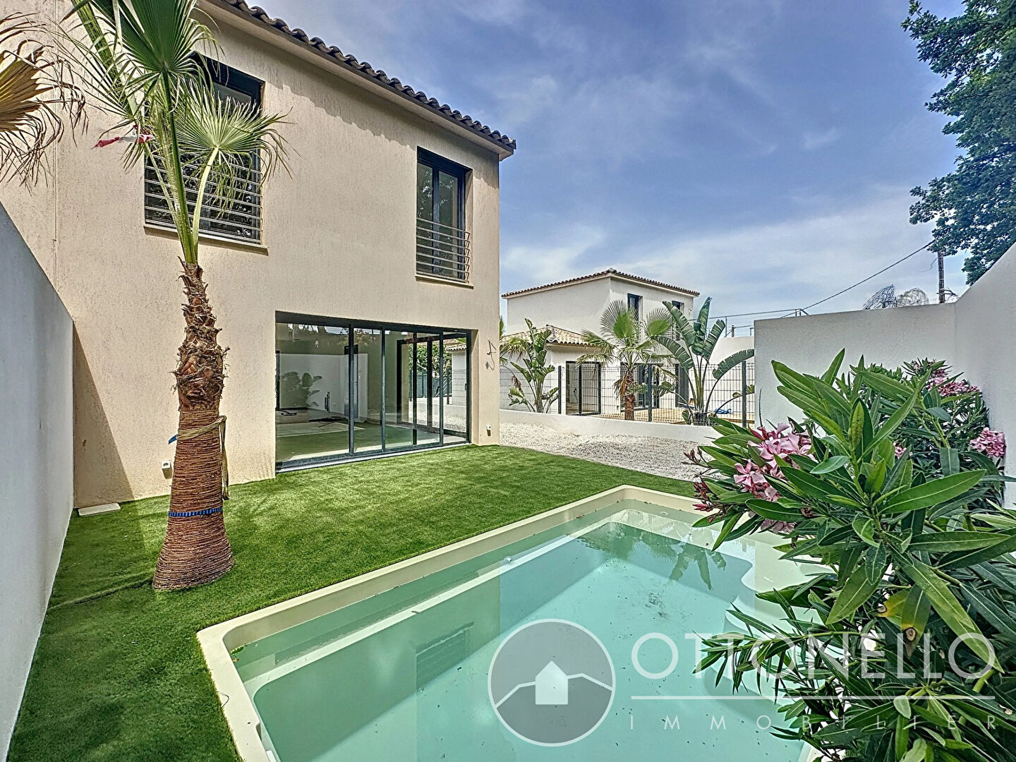 Maison-Villa - ROQUEBRUNE SUR ARGENS