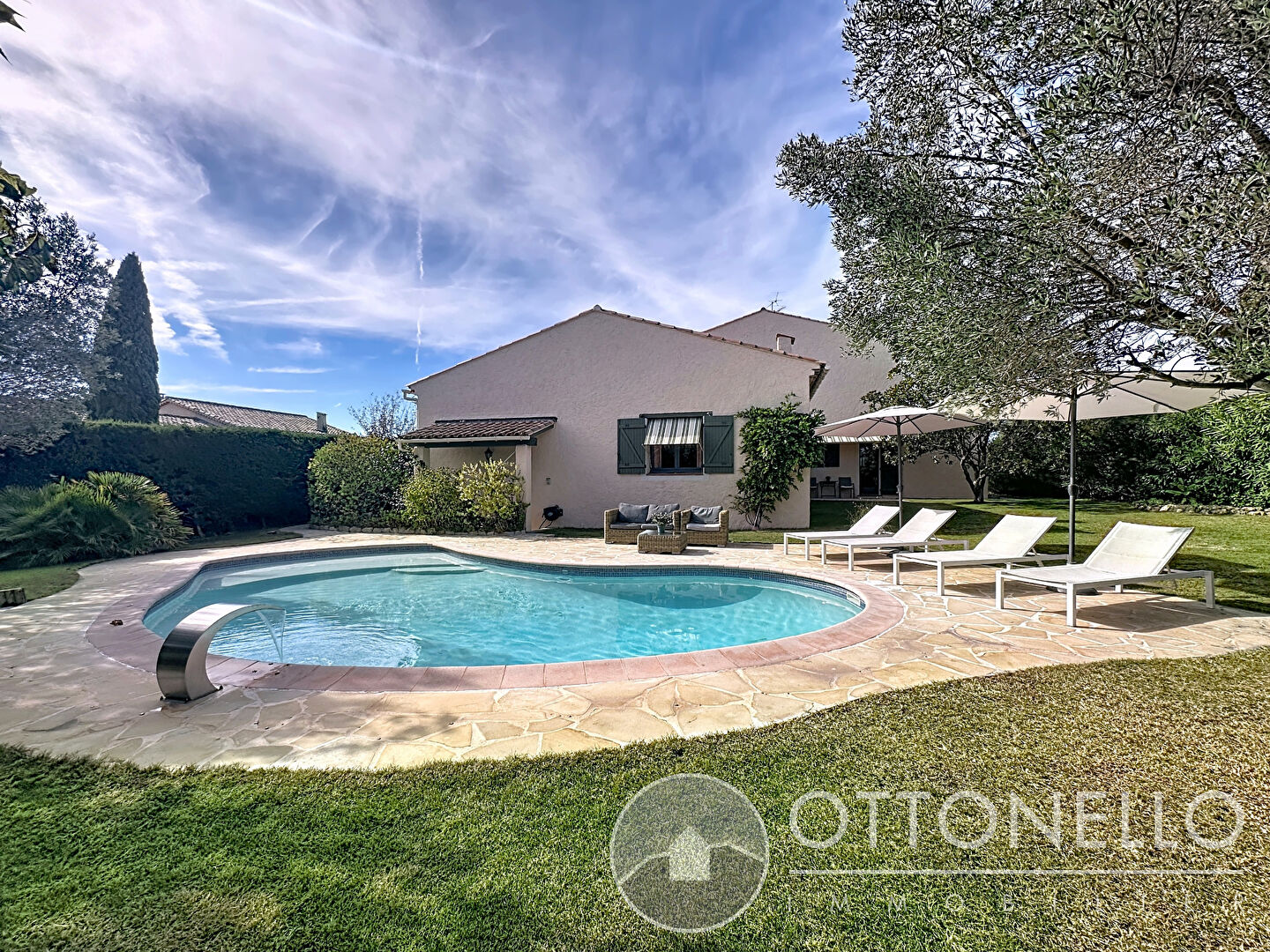 Maison-Villa - ROQUEBRUNE SUR ARGENS