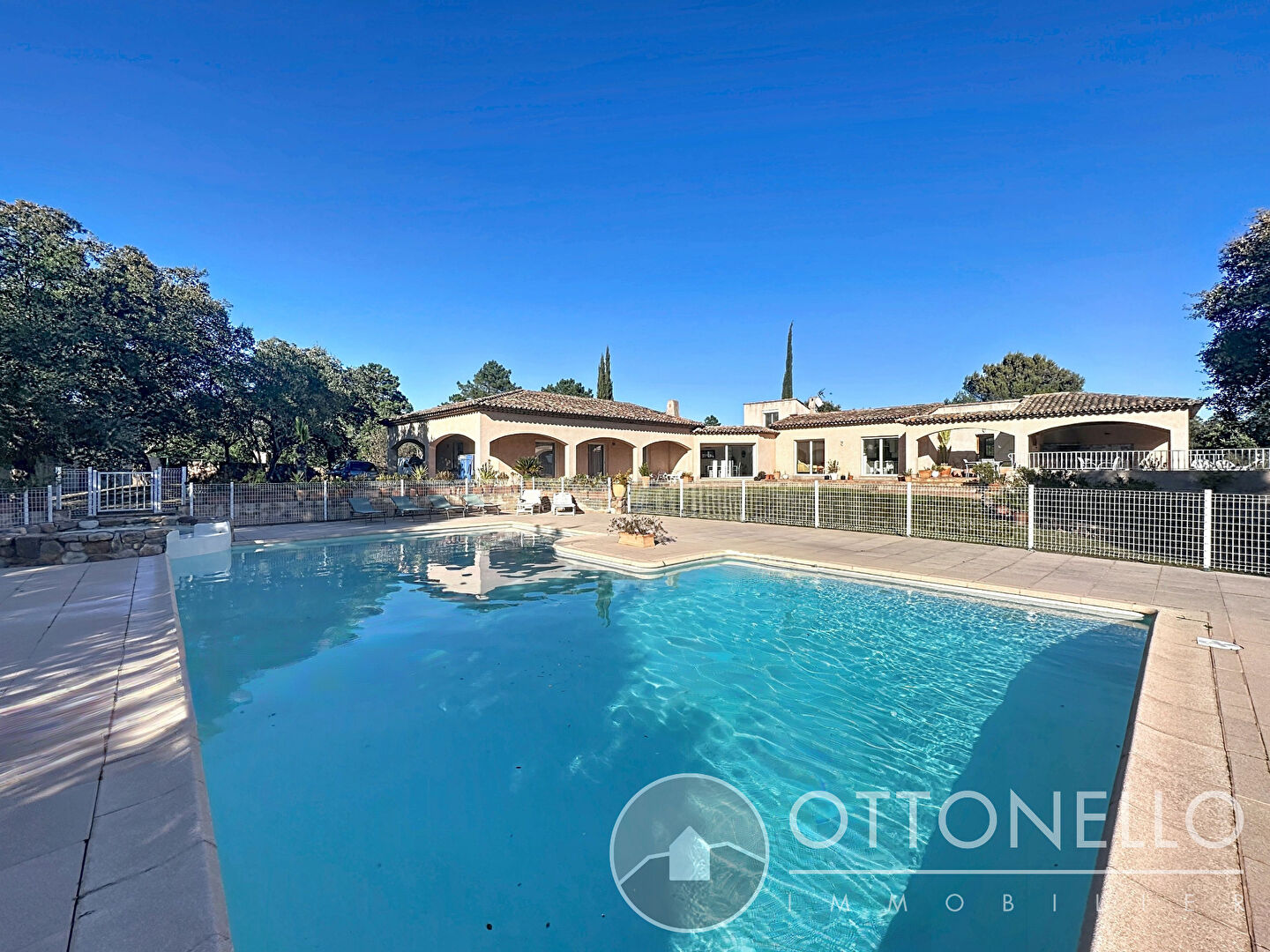 Maison-Villa - ROQUEBRUNE SUR ARGENS