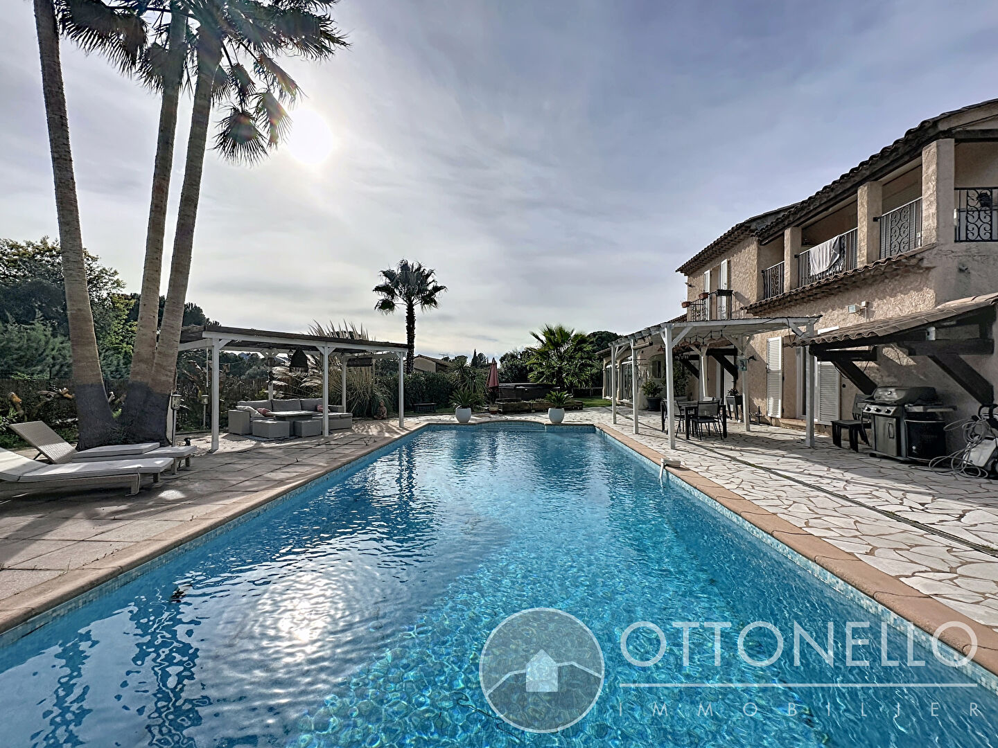 Maison-Villa - ROQUEBRUNE SUR ARGENS