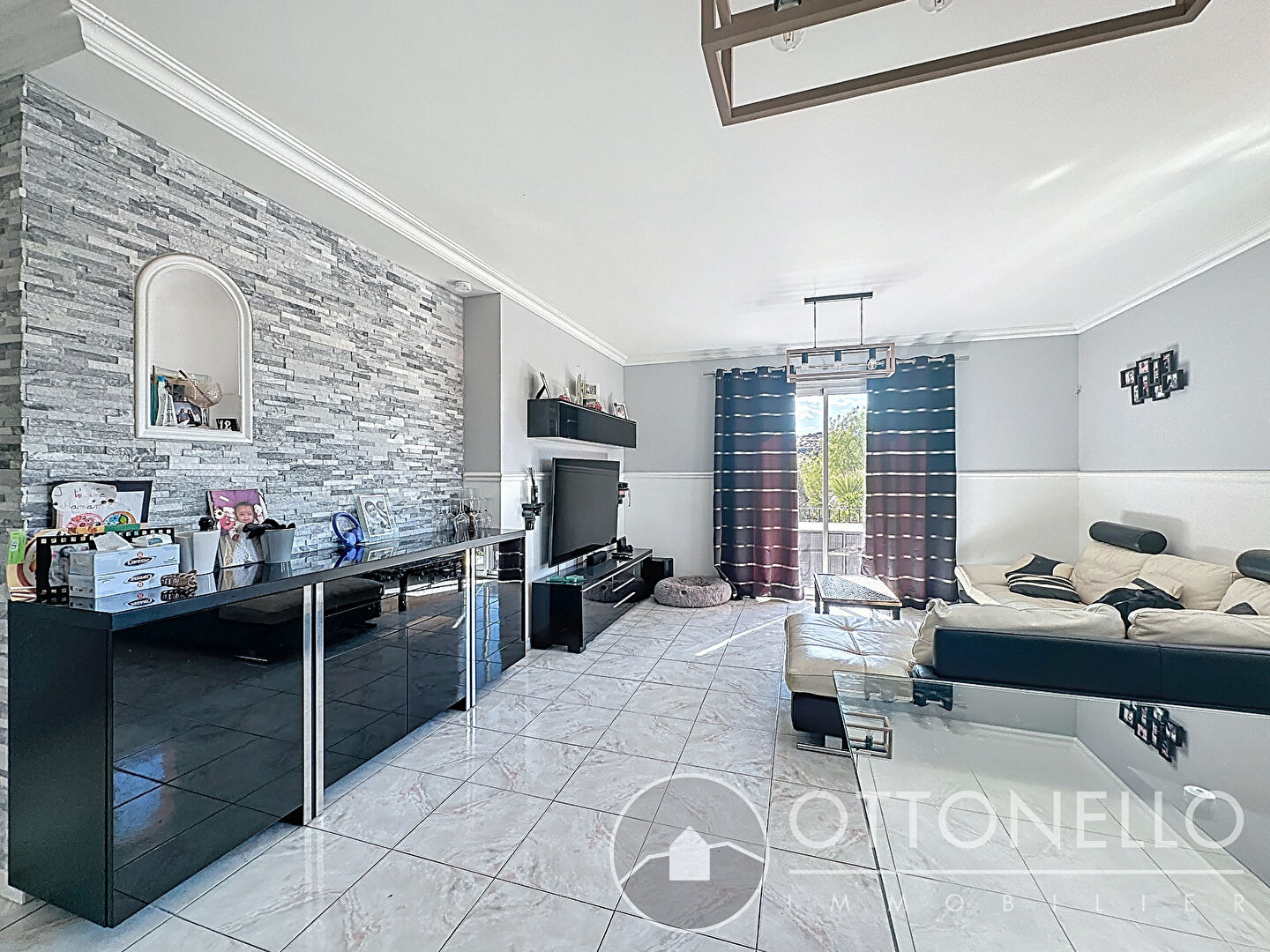 Maison-Villa - ROQUEBRUNE SUR ARGENS