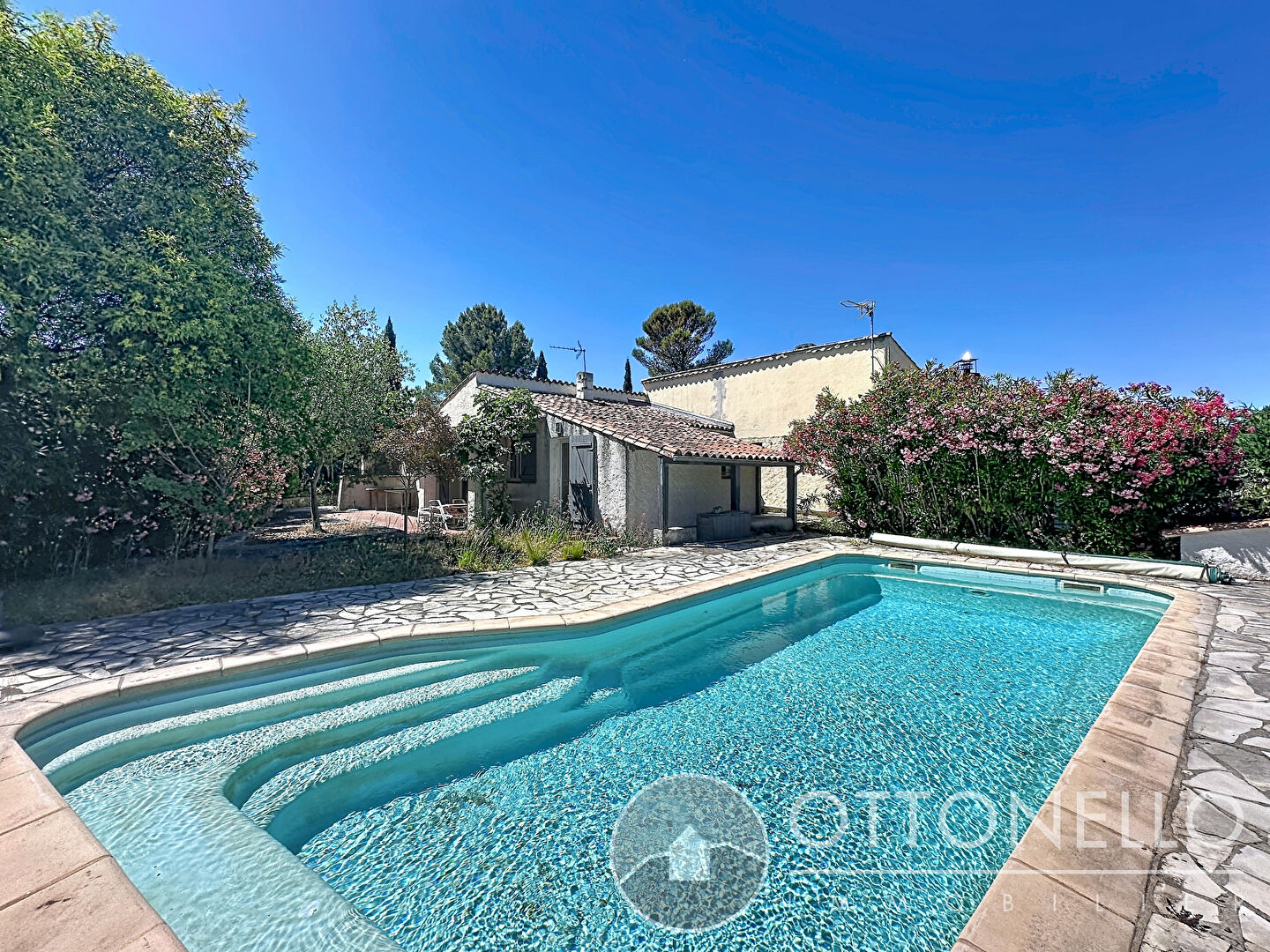 Maison-Villa - ROQUEBRUNE SUR ARGENS