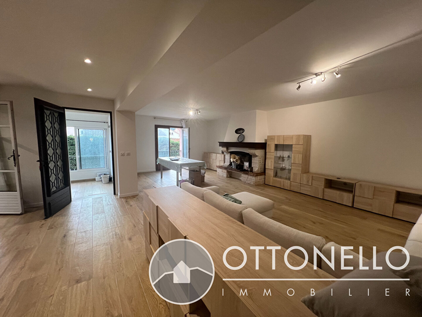 Maison-Villa - ROQUEBRUNE SUR ARGENS