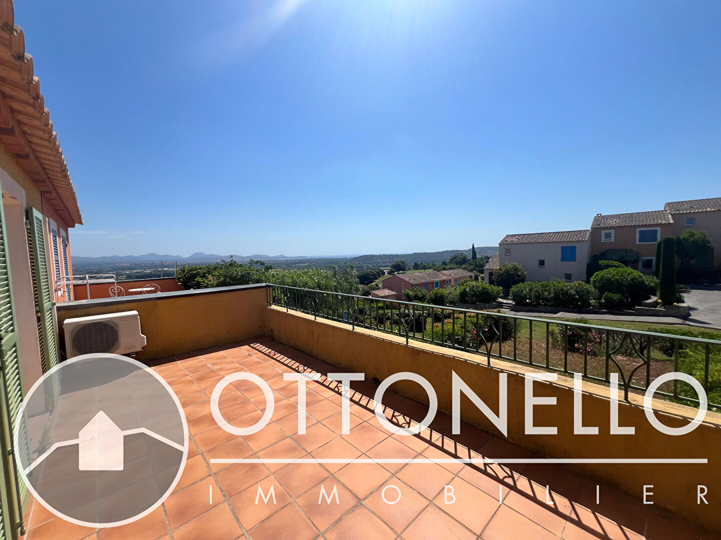 Maison-Villa - ROQUEBRUNE SUR ARGENS