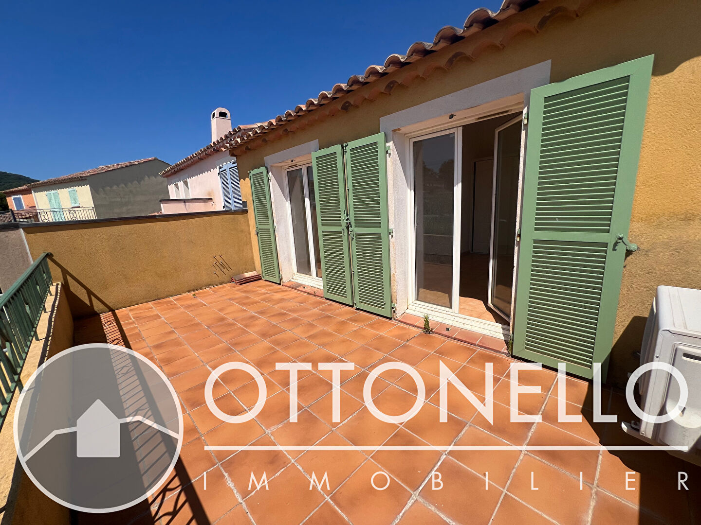 Maison-Villa - ROQUEBRUNE SUR ARGENS